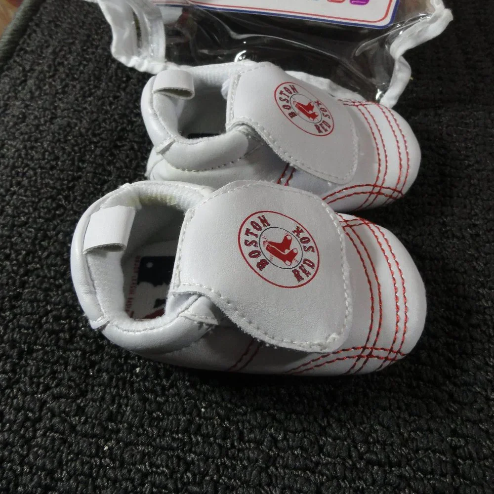 Boston Red Sox Skidders baby shoes.CUTE MLB ~New~0-6 months. Baseball fan